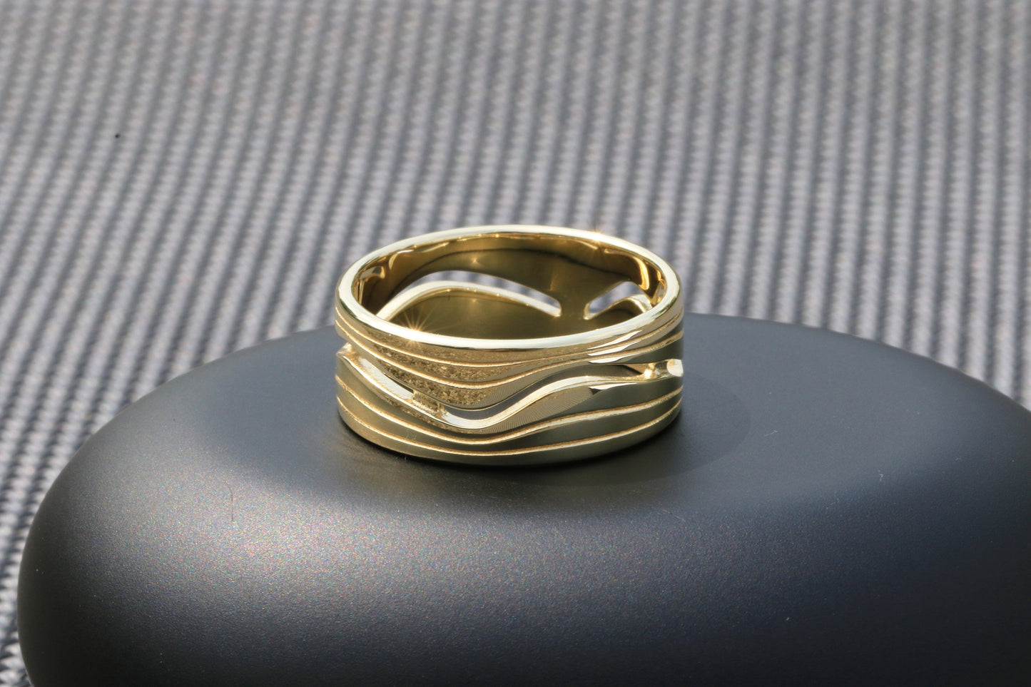 Wave wedding band