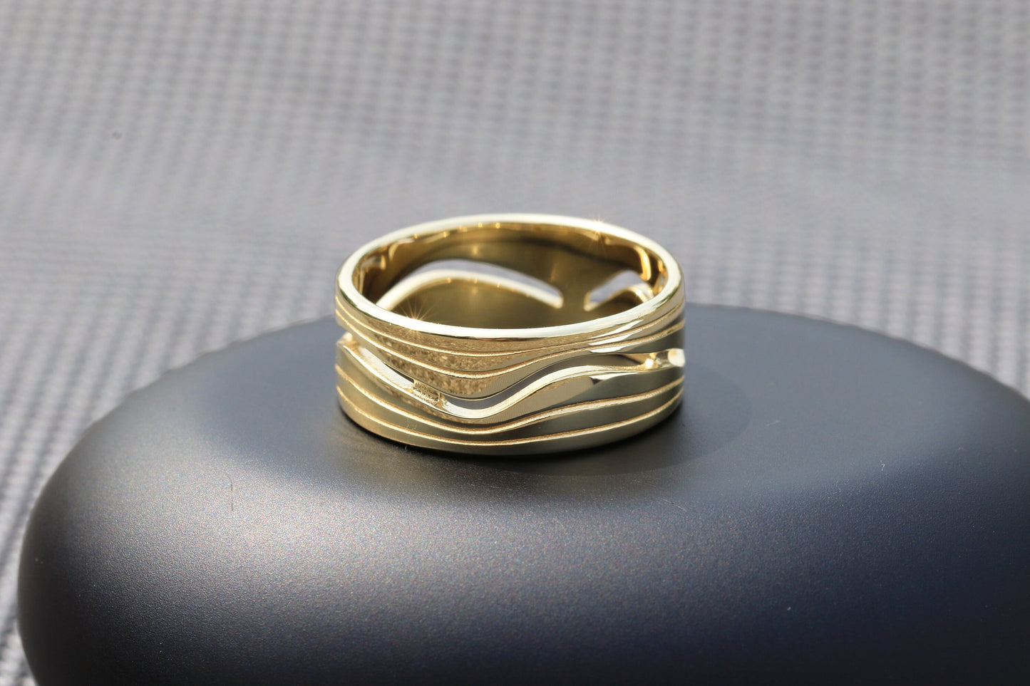 Wave wedding band