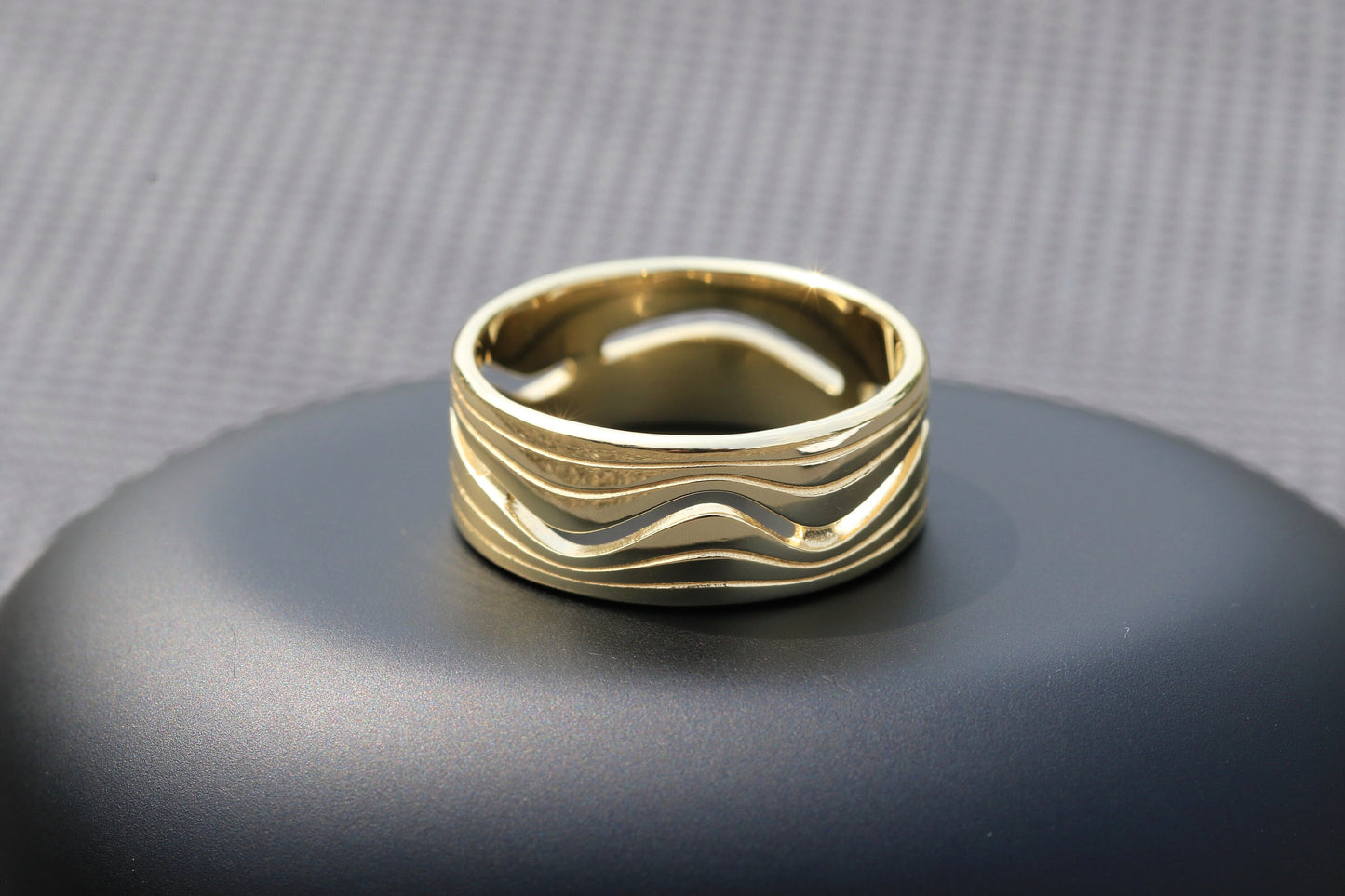 Wave wedding band